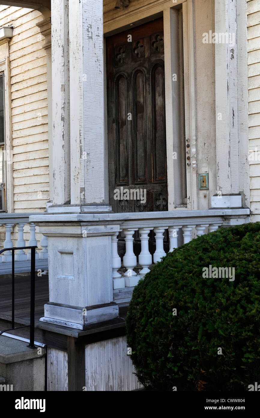 Casa in legno che ha bisogno di pittura. New Haven, CT. Foto Stock