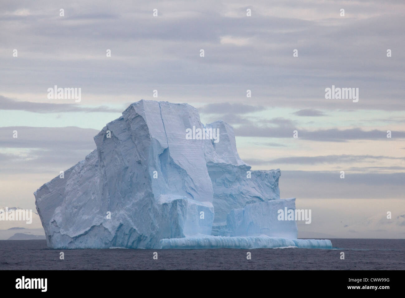 Enormi iceberg galleggianti nel passaggio di Drake, Antartide Foto Stock