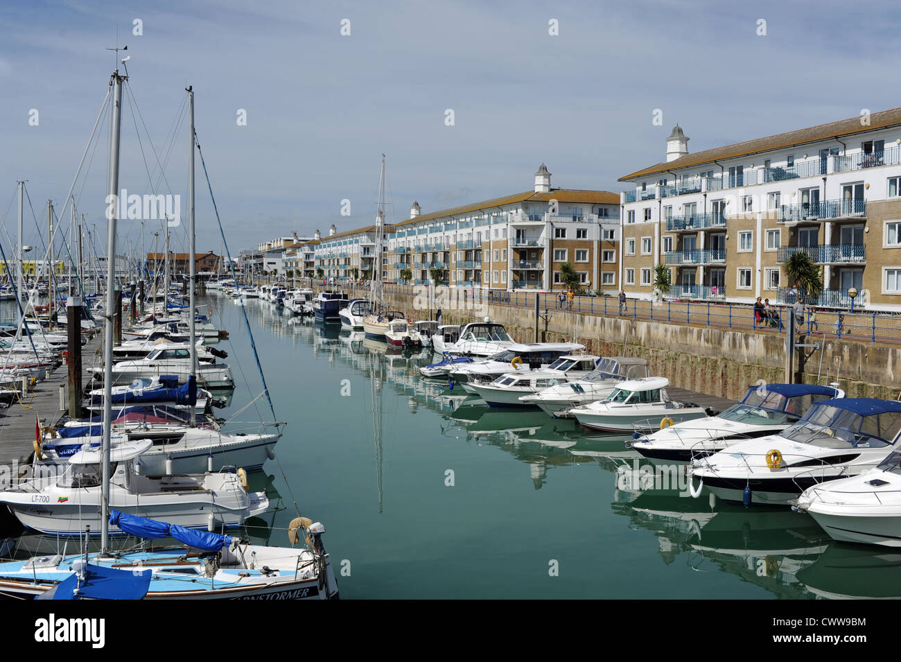 Barche ormeggiate a Brighton Marina East Sussex UK insieme ad appartamenti costruiti appositamente e case UK Foto Stock