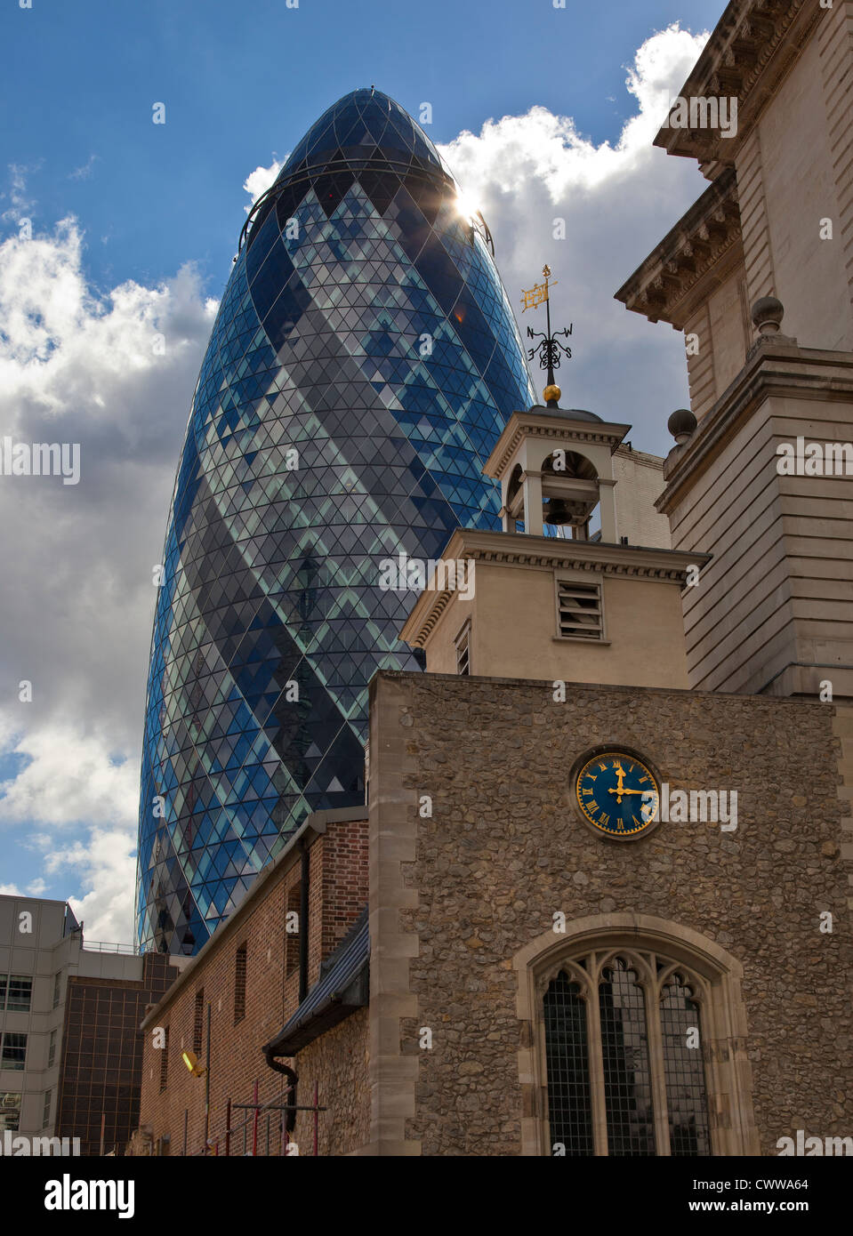 Il Gherkin edificio nella città di Londra contrasta con la vecchia architettura circostante Foto Stock
