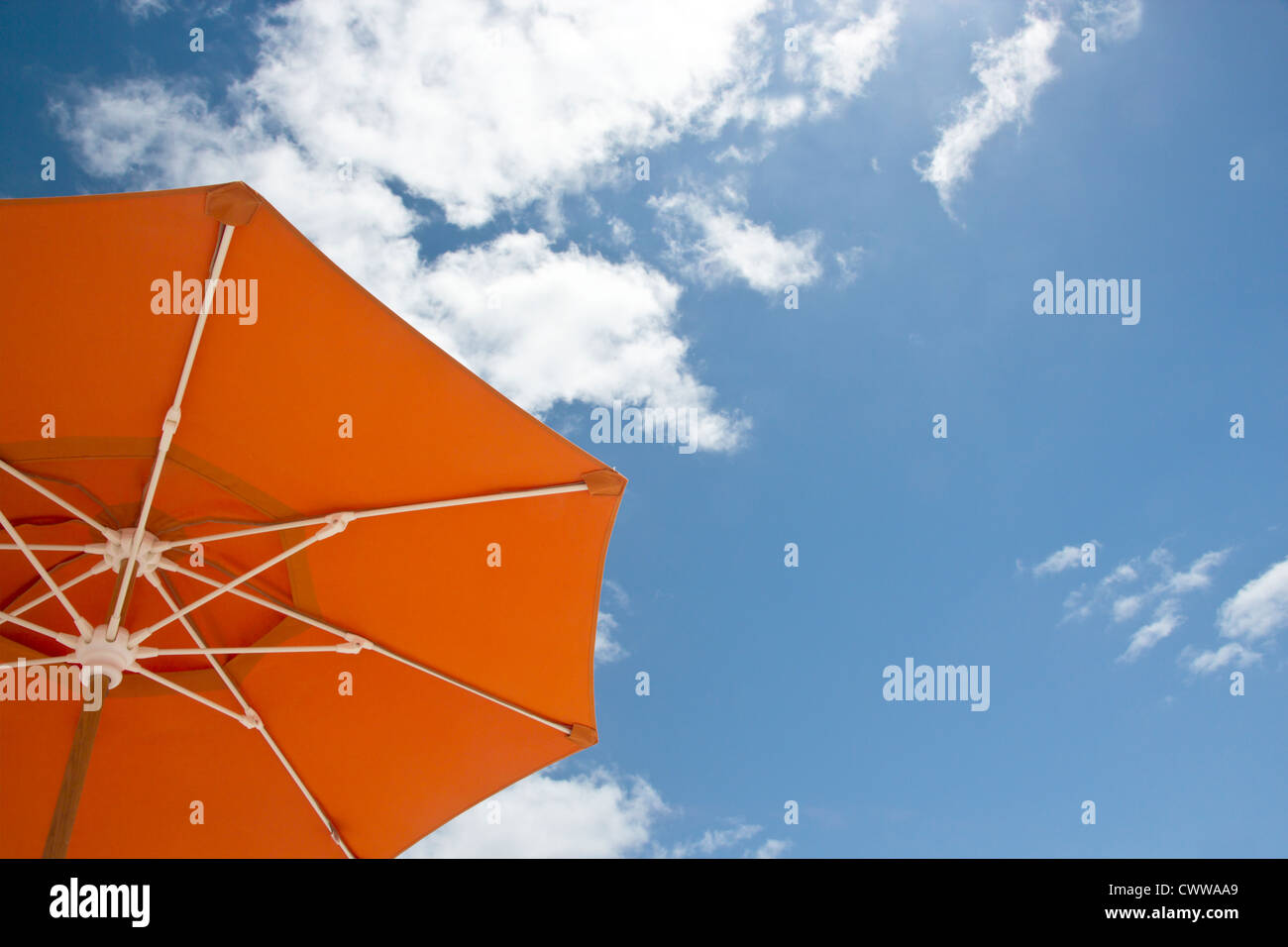 Unico ombrellone sulla spiaggia di Miami Foto Stock