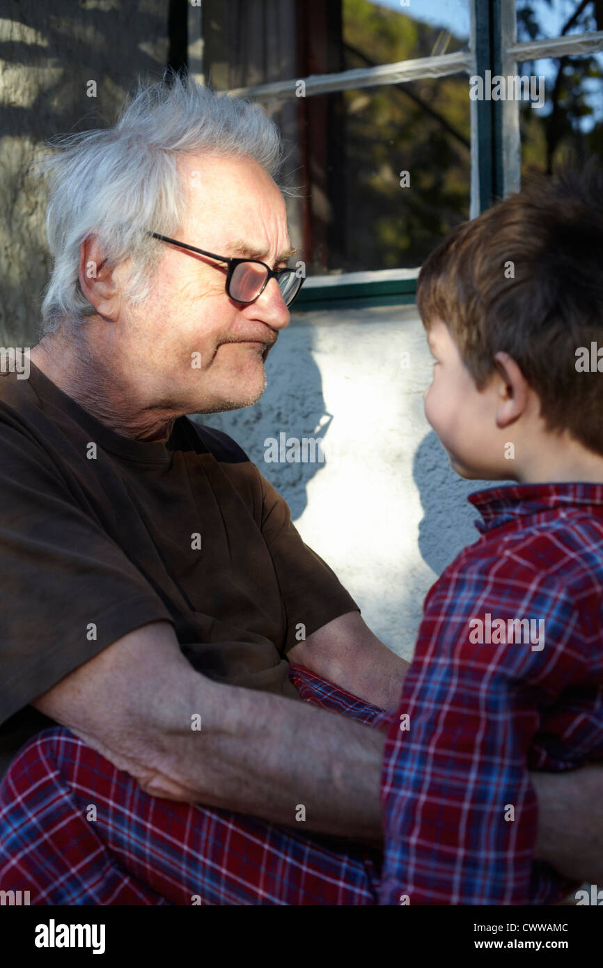 Uomo anziano con il nipote all'aperto Foto Stock