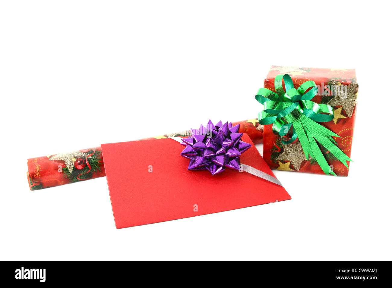 Confezione regalo e la carta in rotolo con carta regalo su sfondo bianco Foto Stock