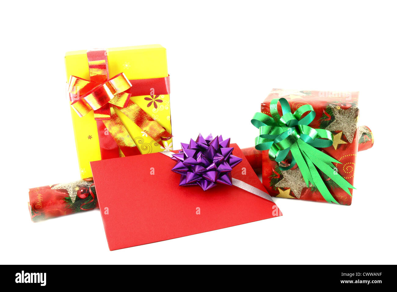 Confezione regalo e la carta in rotolo con carta regalo su sfondo bianco Foto Stock