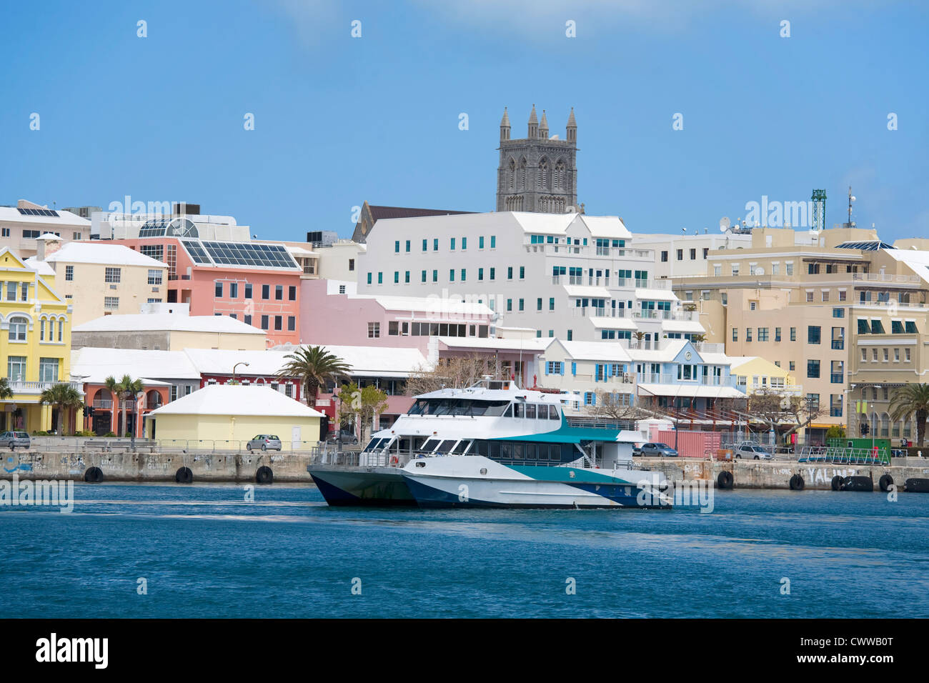 Un traghetto delle Bermuda in passato di crociera il lungomare nel centro cittadino di Hamilton, Bermuda. Foto Stock
