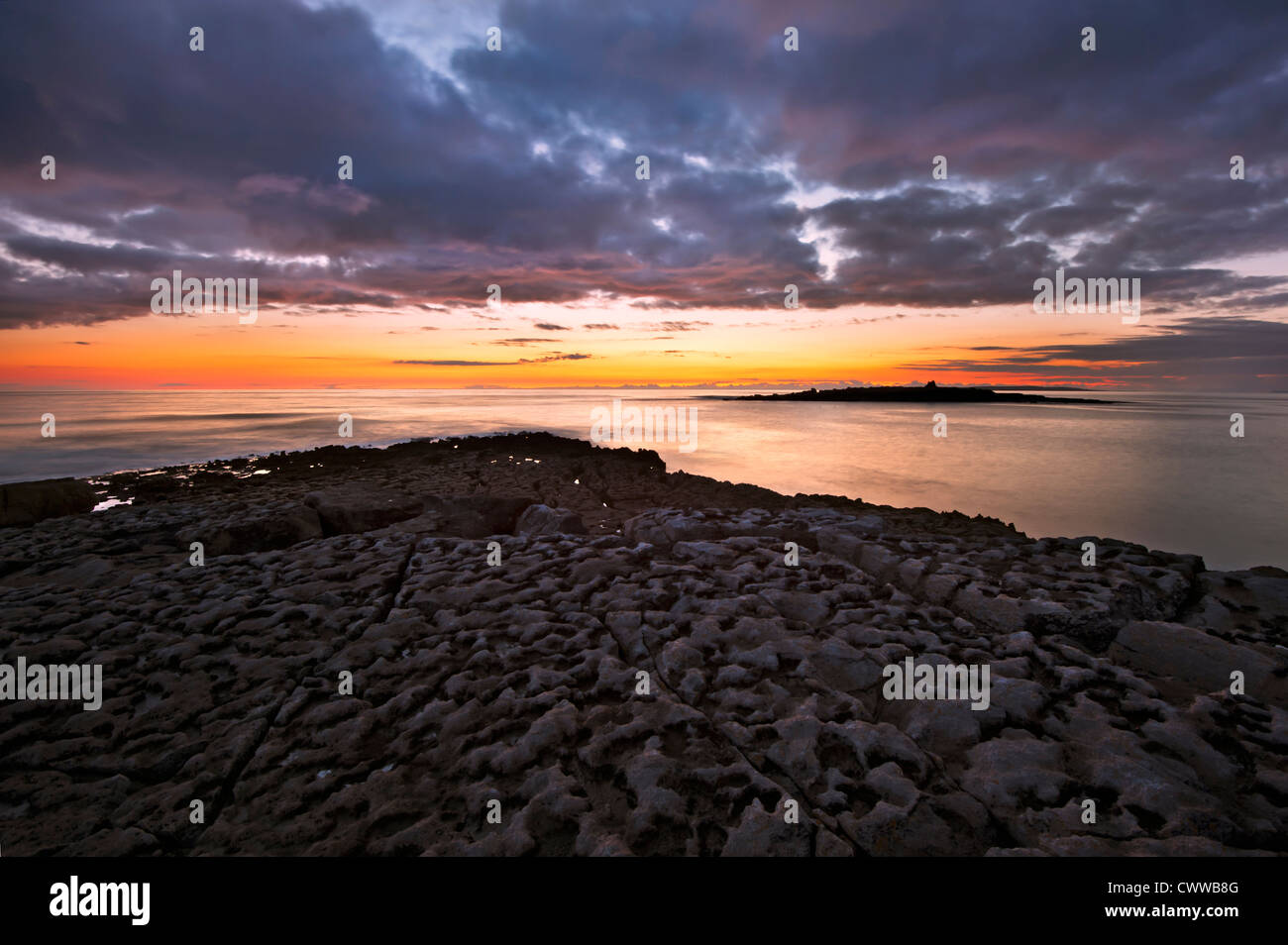 Tramonto sulla spiaggia di formazioni di roccia Foto Stock