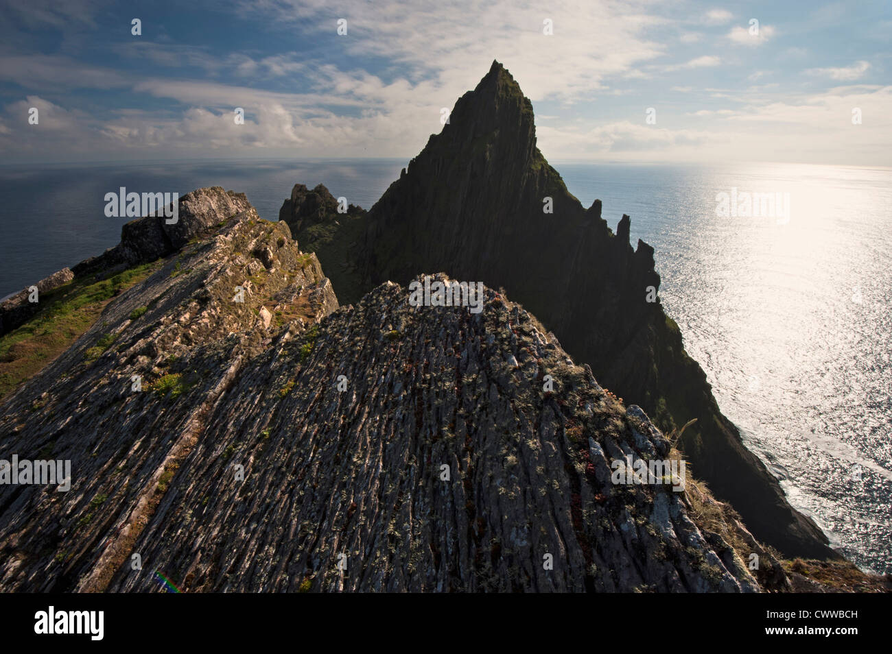 Silhouette di le formazioni rocciose costiere Foto Stock