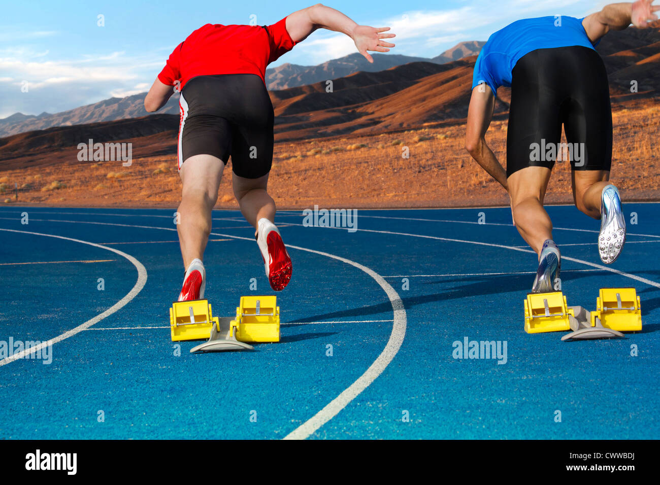 Sprint di due sprinter nelle montagne della Valle della Morte Foto Stock