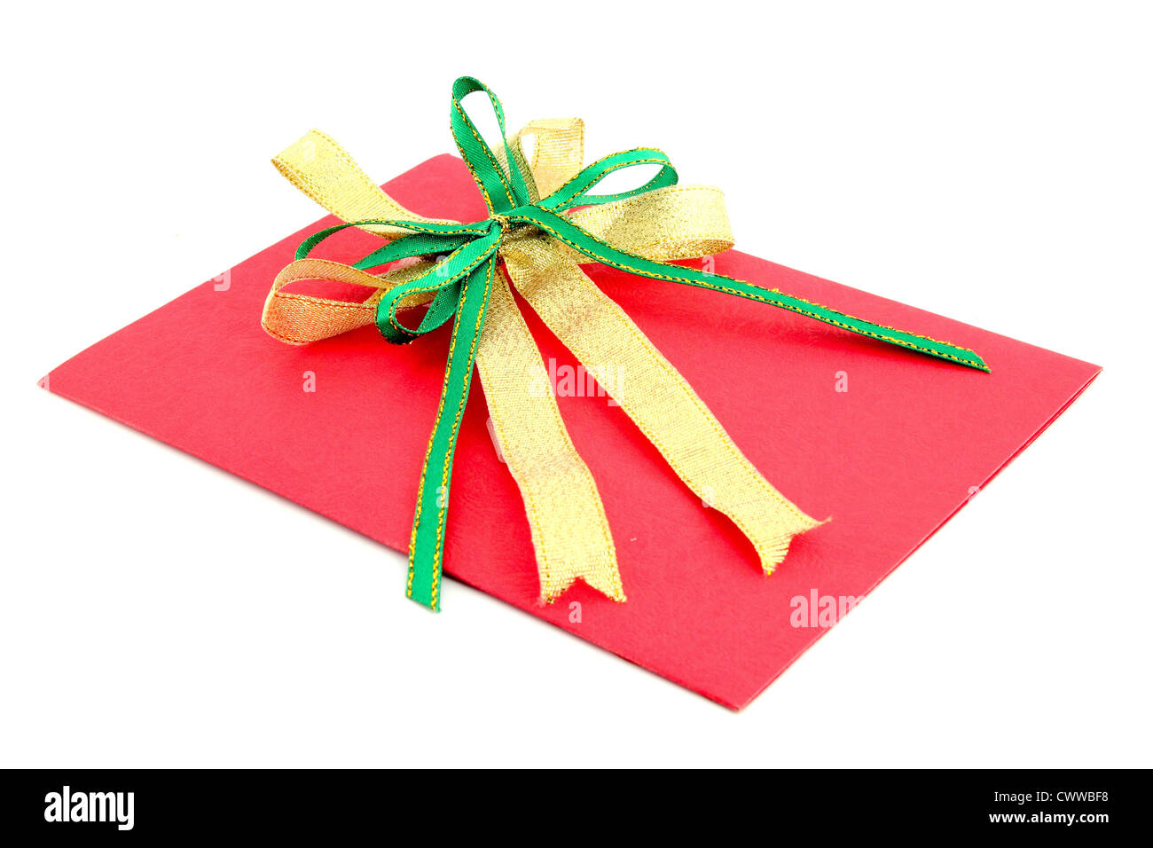 Red gift card con verde e prua giallo su sfondo bianco Foto Stock