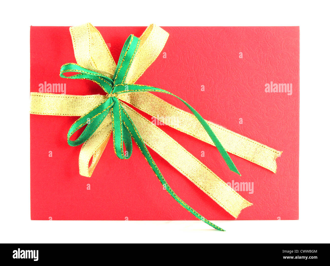 Red gift card con verde e prua giallo su sfondo bianco Foto Stock
