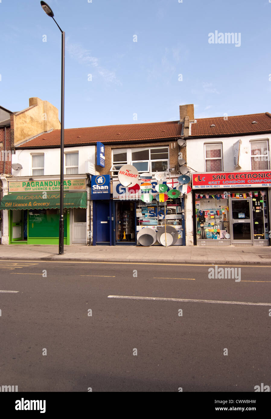 Un satellite shop in Upton Park London Foto Stock