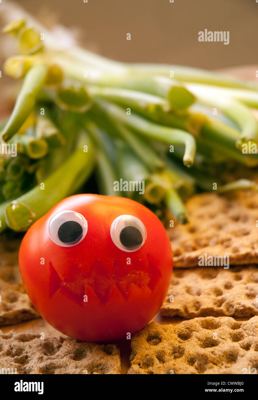 Arrabbiato il pomodoro si siede su un letto di ryevita Foto Stock