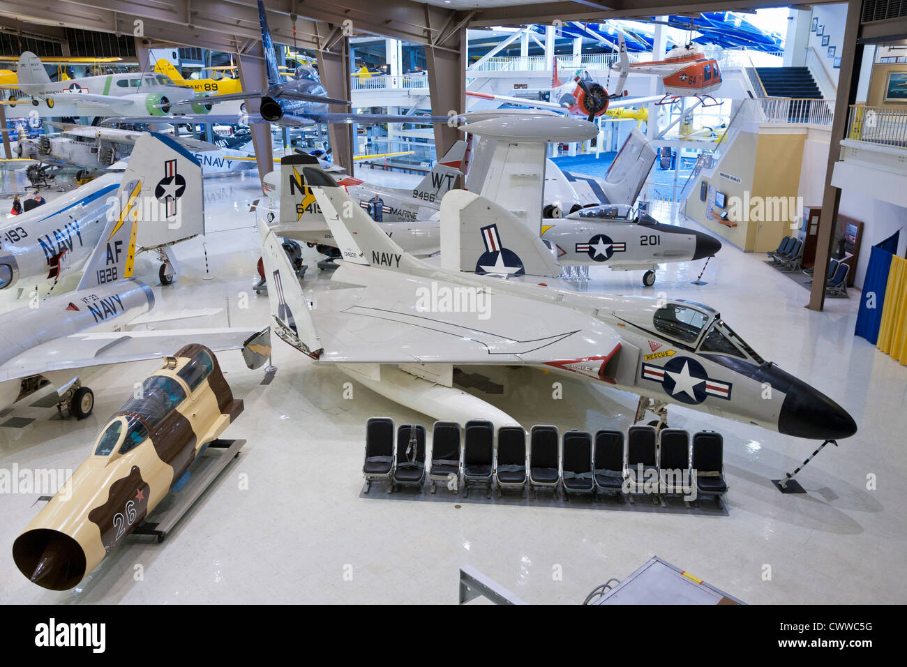 Varietà di getti di Marina e altri aeromobili in mostra presso il Museo nazionale di aviazione navale in Pensacola, FL Foto Stock