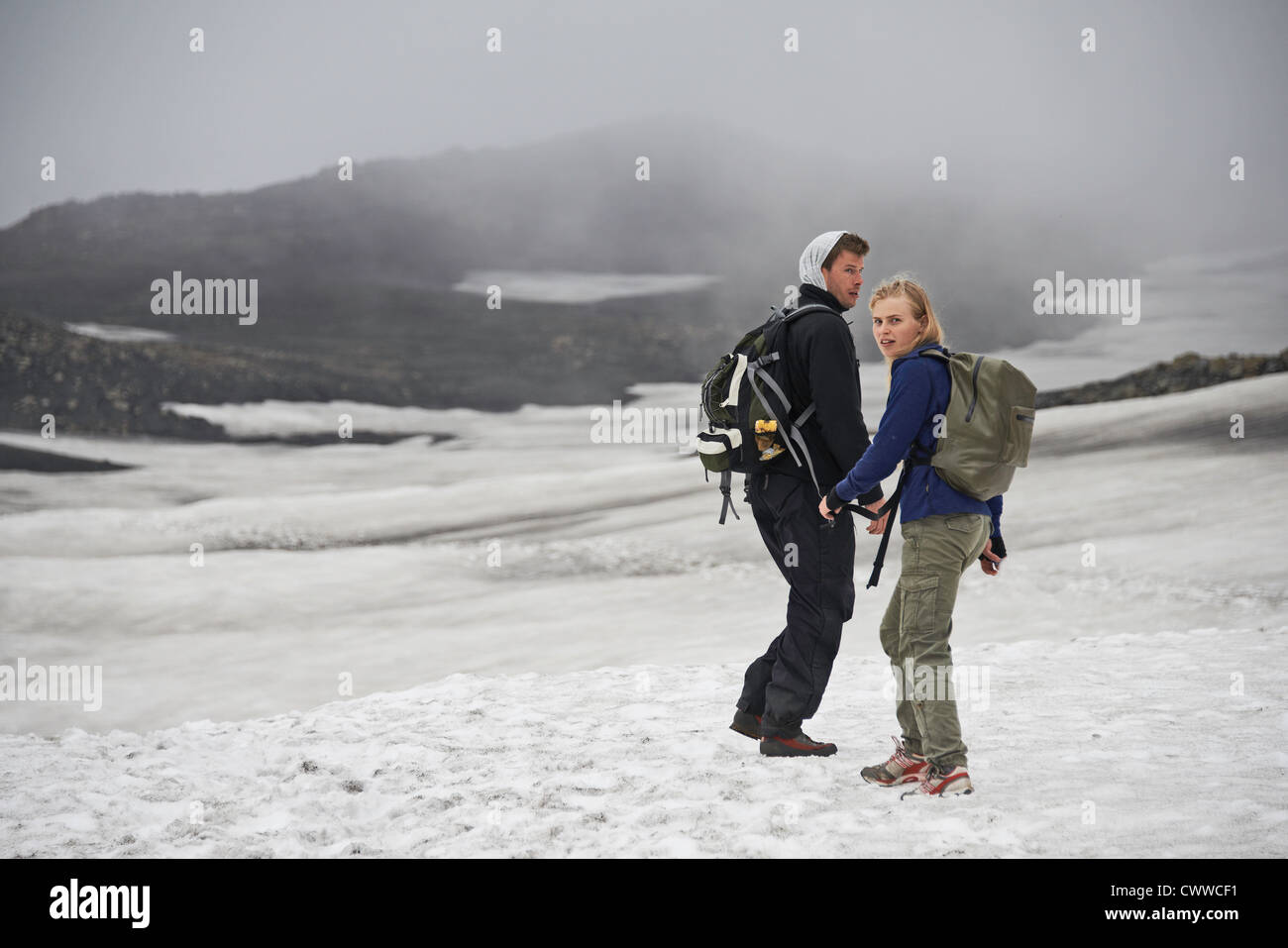 Gli escursionisti a piedi nel paesaggio innevato Foto Stock