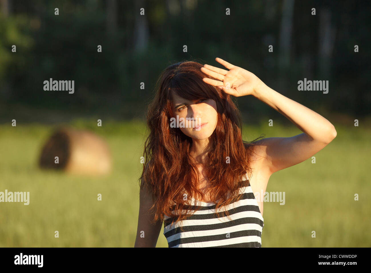 Donna schermare gli occhi da Sun Foto Stock