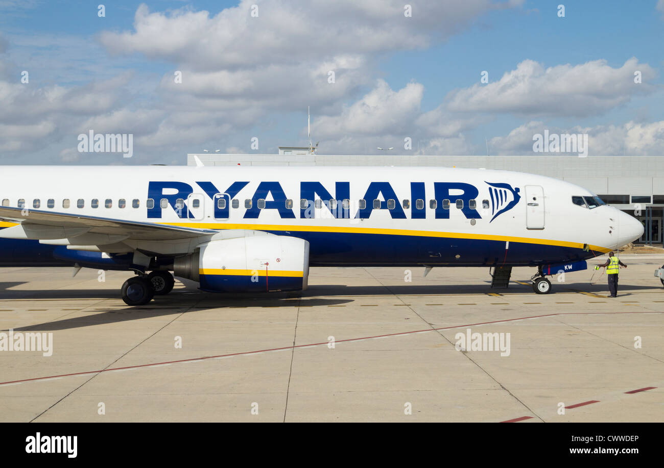Piano di Ryanair sulla pista presso l'aeroporto di Reus in Spagna Foto Stock
