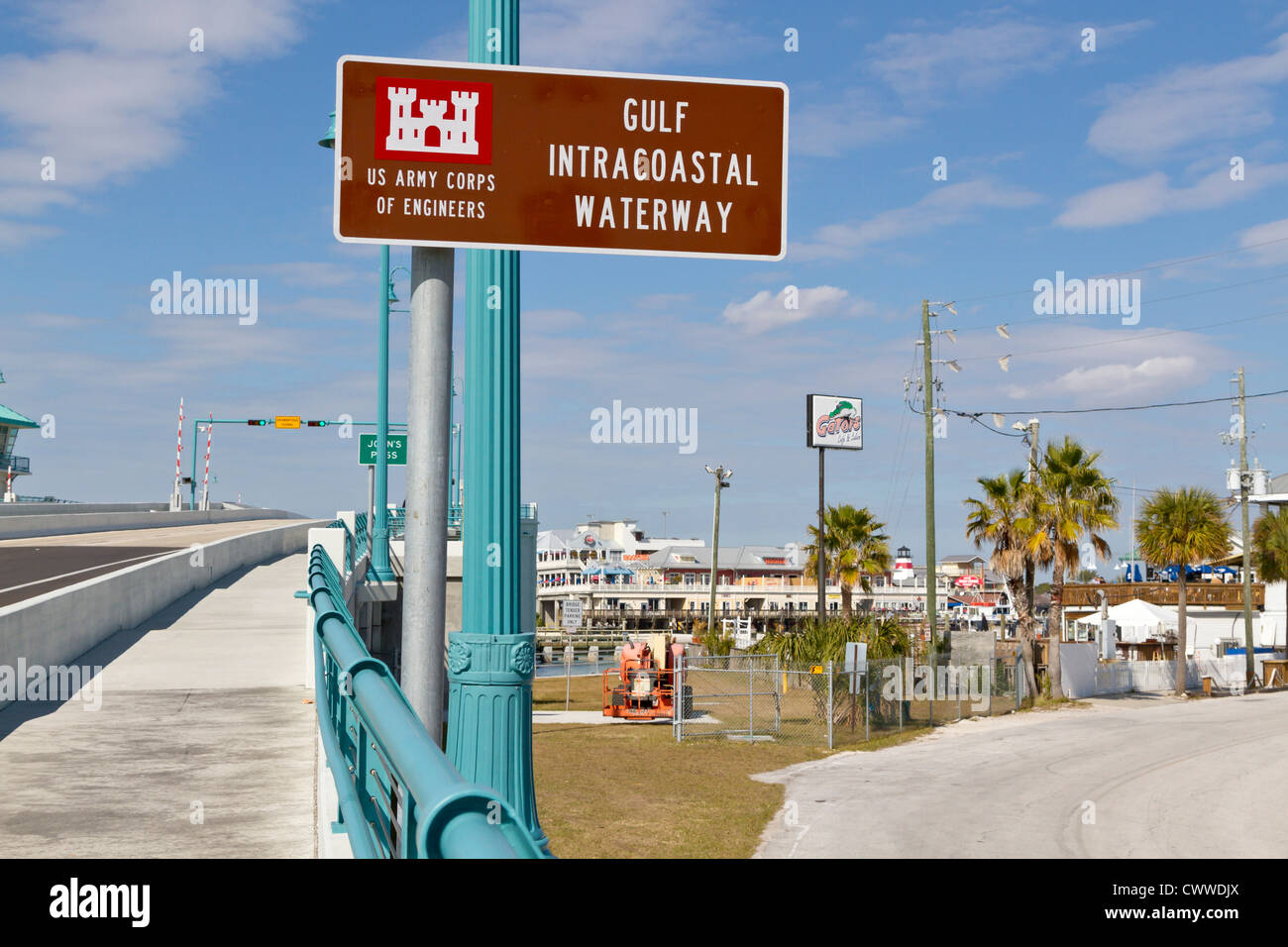 Segno a John's Pass ponte sopra il Golfo Intracoastal Waterway a Madeira Beach, Florida Foto Stock
