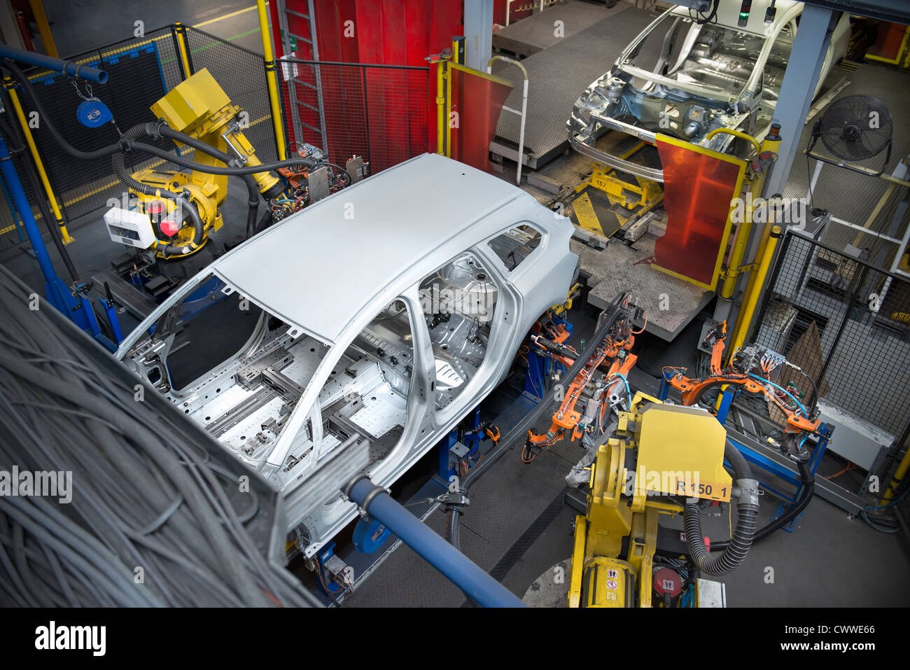 Corpo vettura con robot sulla linea di produzione in fabbrica di automobili Foto Stock