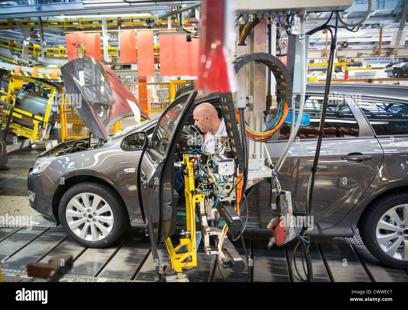 Gruppo auto lavoratori porte di montaggio per automobili sulla linea di produzione in fabbrica di automobili Foto Stock