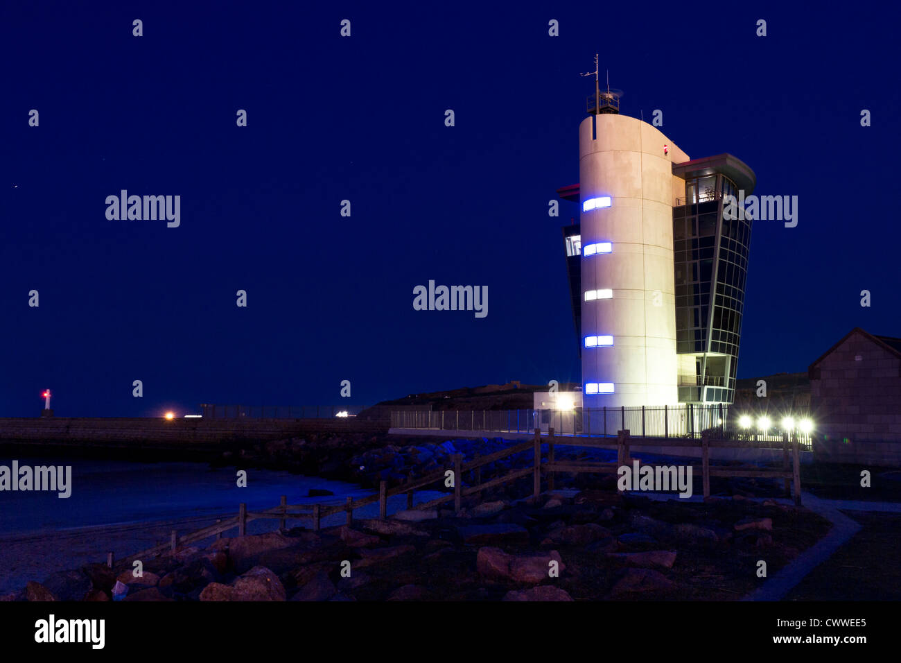 Aberdeen torre del porto di notte in un profondo cielo blu. Foto Stock
