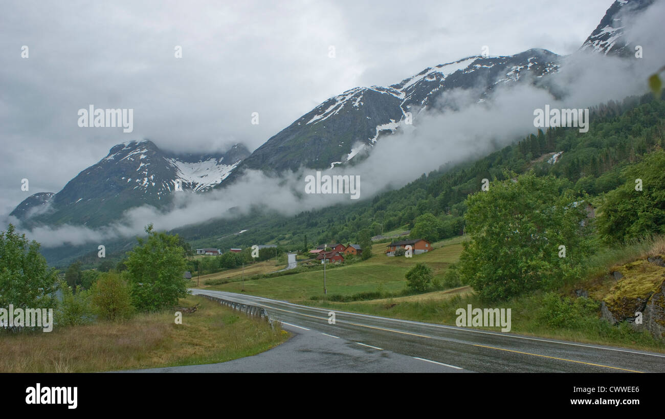 Basse nubi sul versante di una montagna in Norvegia. Foto Stock