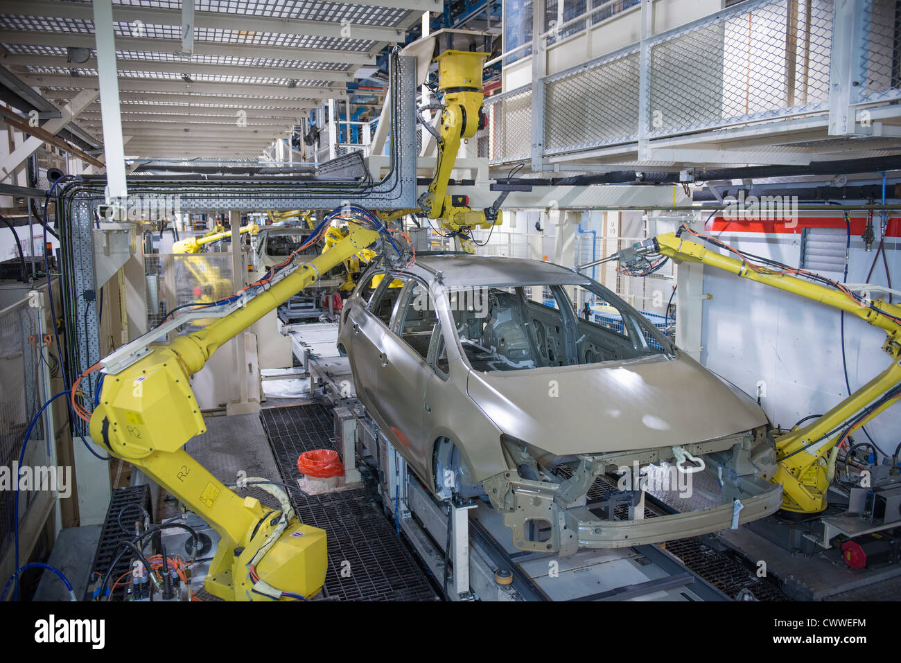 Robot applicando del sigillante per automobili nella fabbrica di automobili Foto Stock