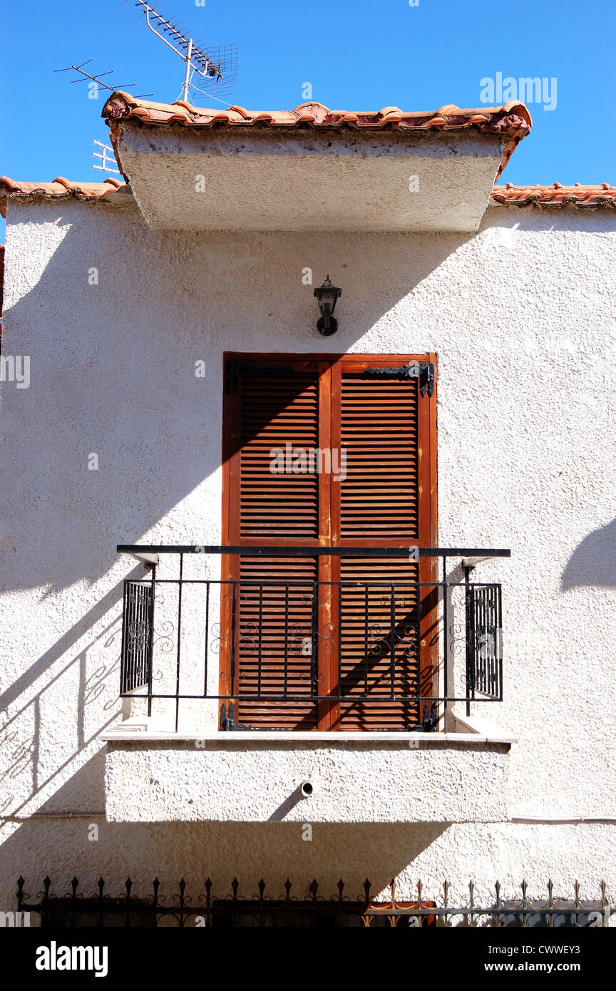 L'esterno della casa con le porte chiuse, Halkidiki, Grecia Foto Stock