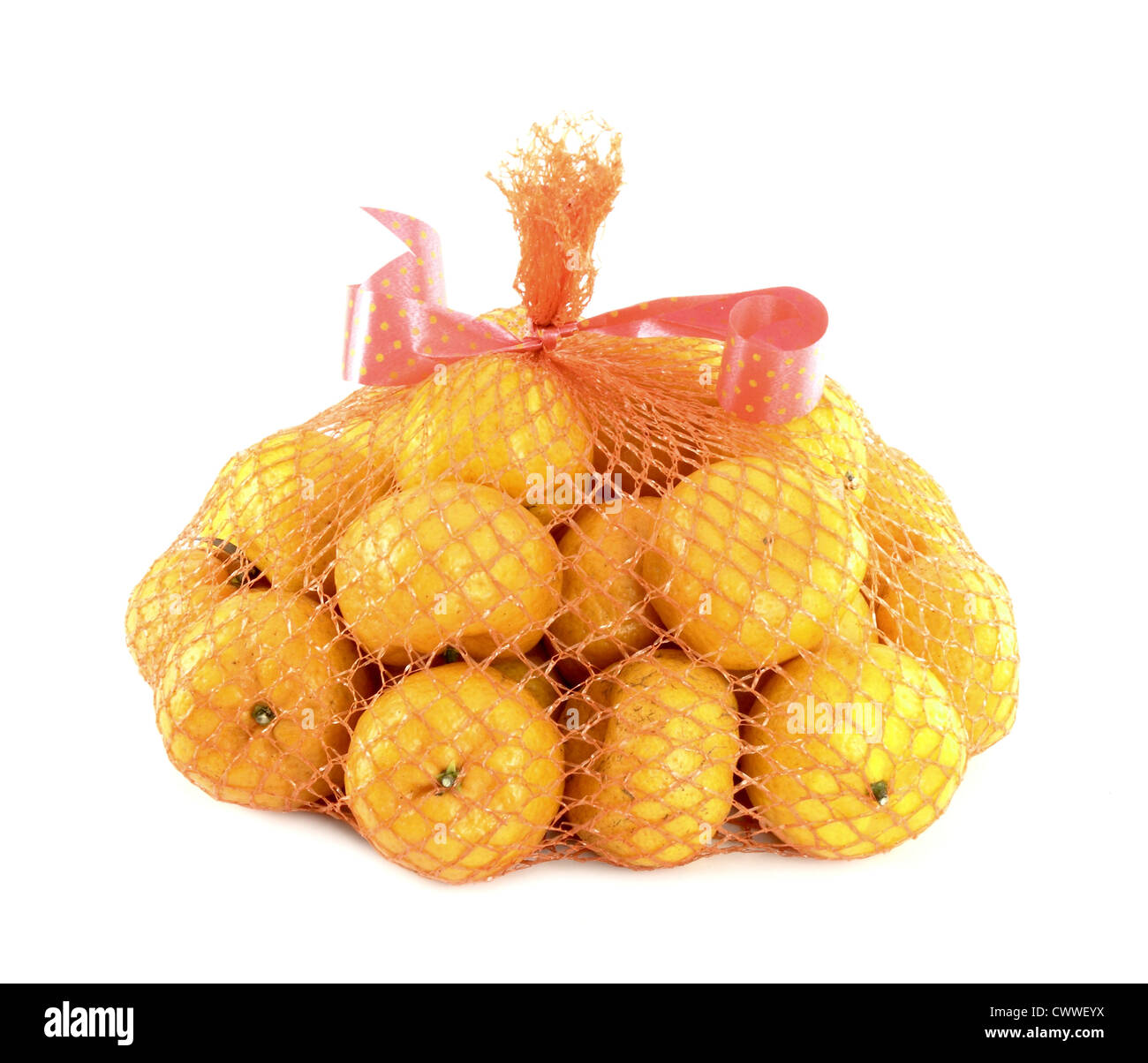 Un mazzetto di arance confezionate in pezza, isolato su bianco Foto Stock