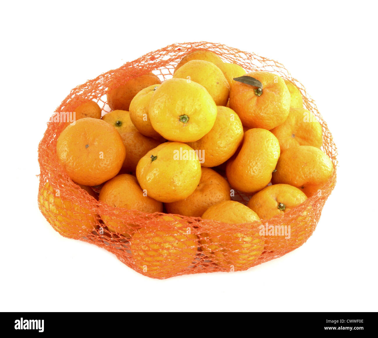 Un mazzetto di arance confezionate in pezza, isolato su bianco Foto Stock