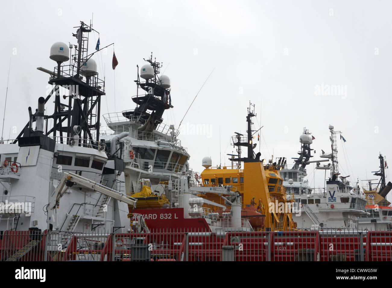Multipurpose offshore e di fornire le navi ormeggiate nel porto di Aberdeen Scotland Regno Unito Foto Stock