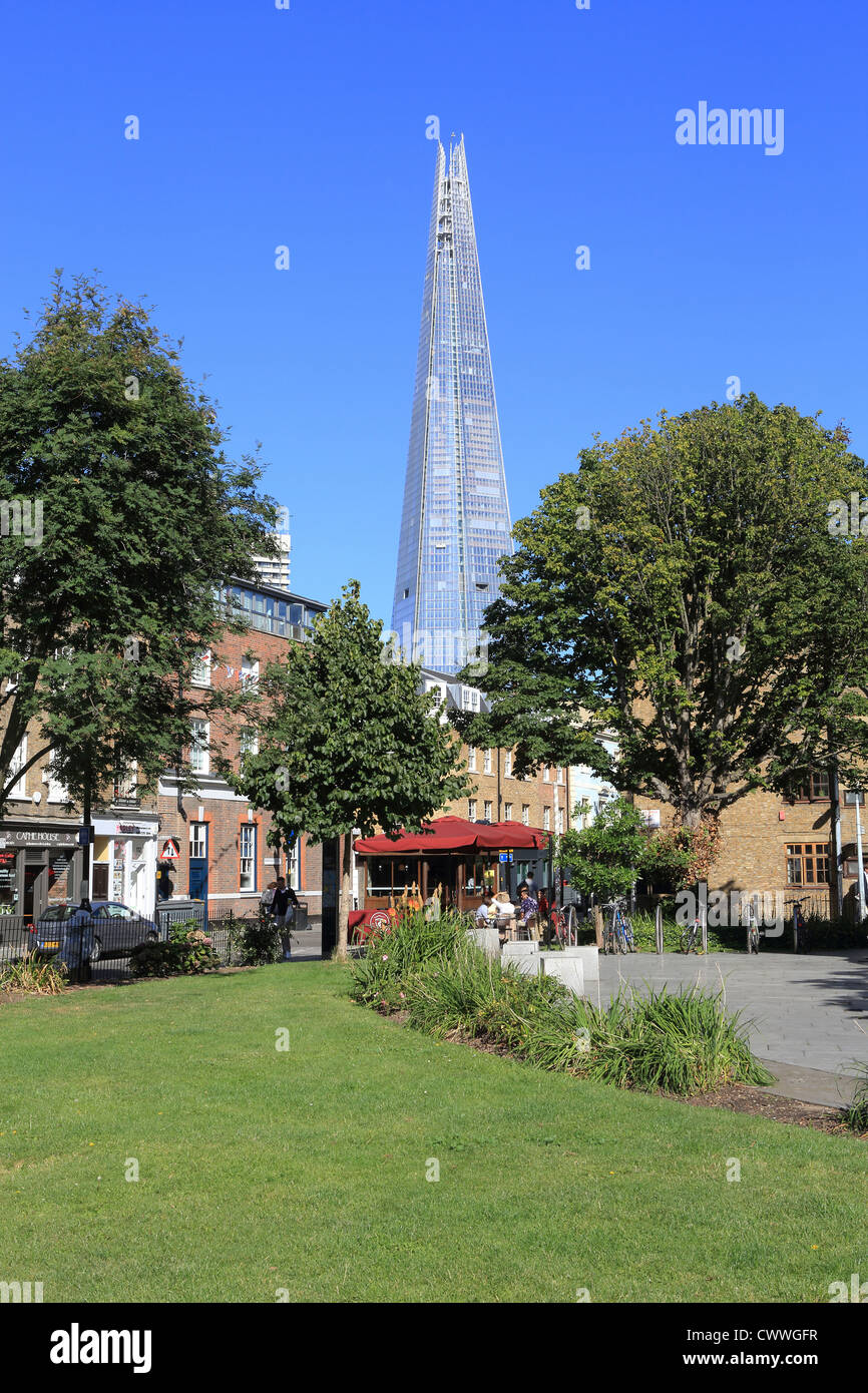 Il parco in corrispondenza della giunzione di Tanner Street e Bermondsey Street in direzione Bermondsey, Southwark, con la Shard dietro, a Londra, Regno Unito Foto Stock