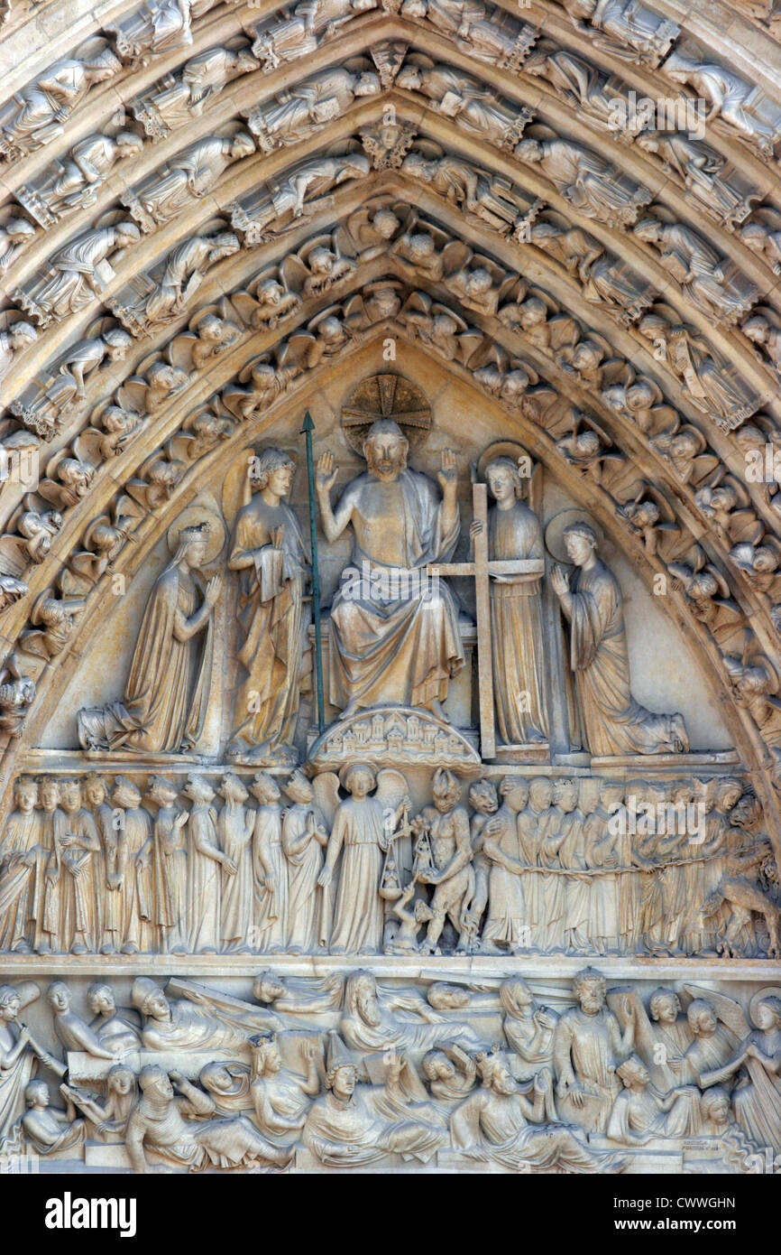 La cattedrale di Notre Dame di Parigi. Portale centrale raffigurante il Giudizio Universale Foto Stock