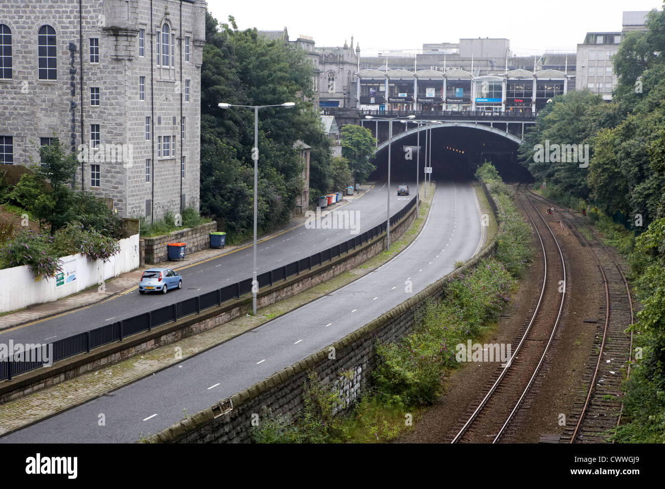 Il burrone denburn con il trasporto su strada e il grande nord della Scozia la linea ferroviaria che passa sotto il ponte di unione europea street aberdeen Foto Stock