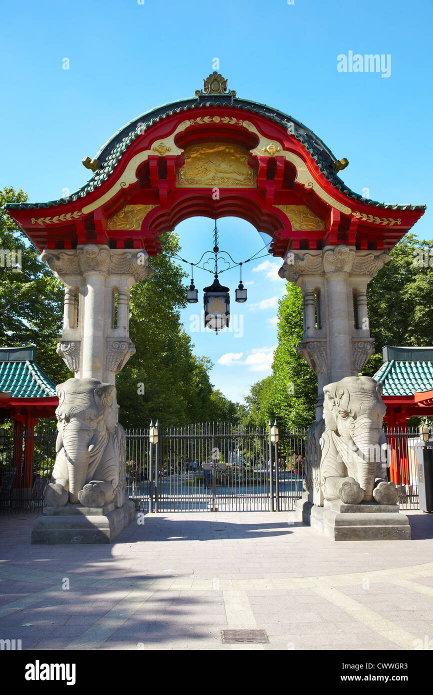 Zoo di Berlino gate con statue di elefante Foto Stock