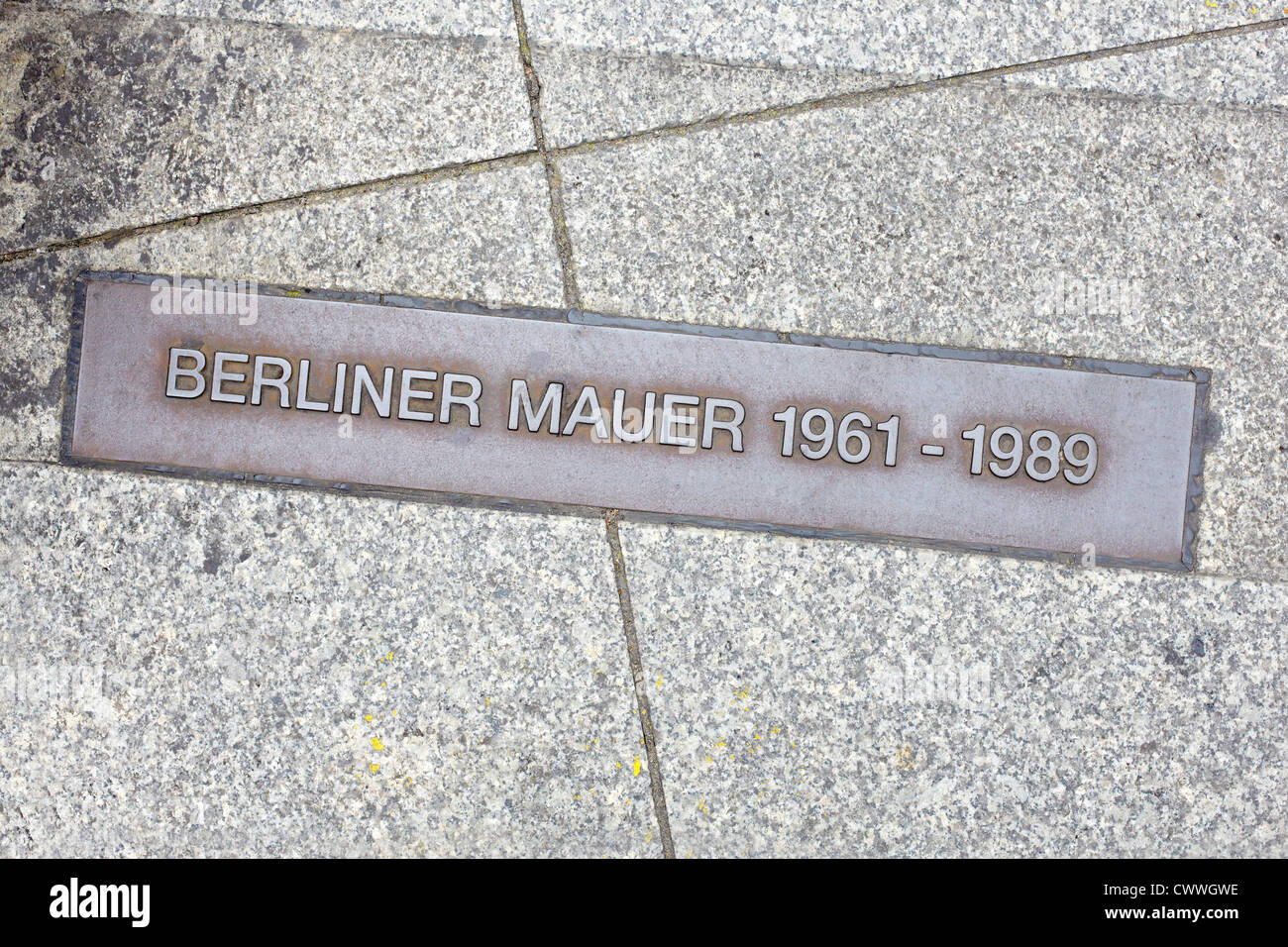 Muro di Berlino segno sulla strada, Berliner Mauer Foto Stock