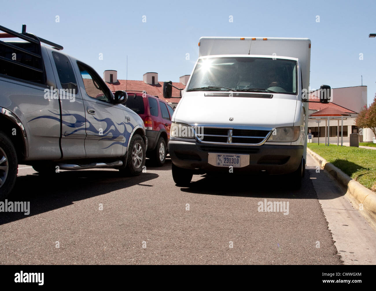 Officer aziona un mobile X-ray van scansioni diversi veicoli diretti verso il Messico per possibili armi nascoste a Laredo, Texas border Foto Stock