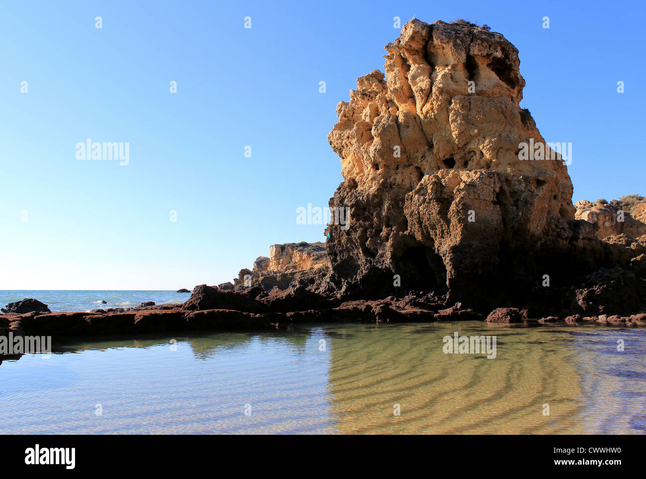 Algarve occidentale spiaggia scenario (Praia dos Arrifes - Albufeira), Portogallo Foto Stock