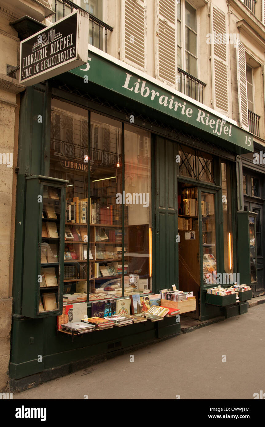 Secondo handbook concessionario. La Librairie Rieffel, una pittoresca vecchia libreria parigina in Rue de l'Odeon, sulla sinistra della Boemia Banca. Parigi, Francia. Foto Stock