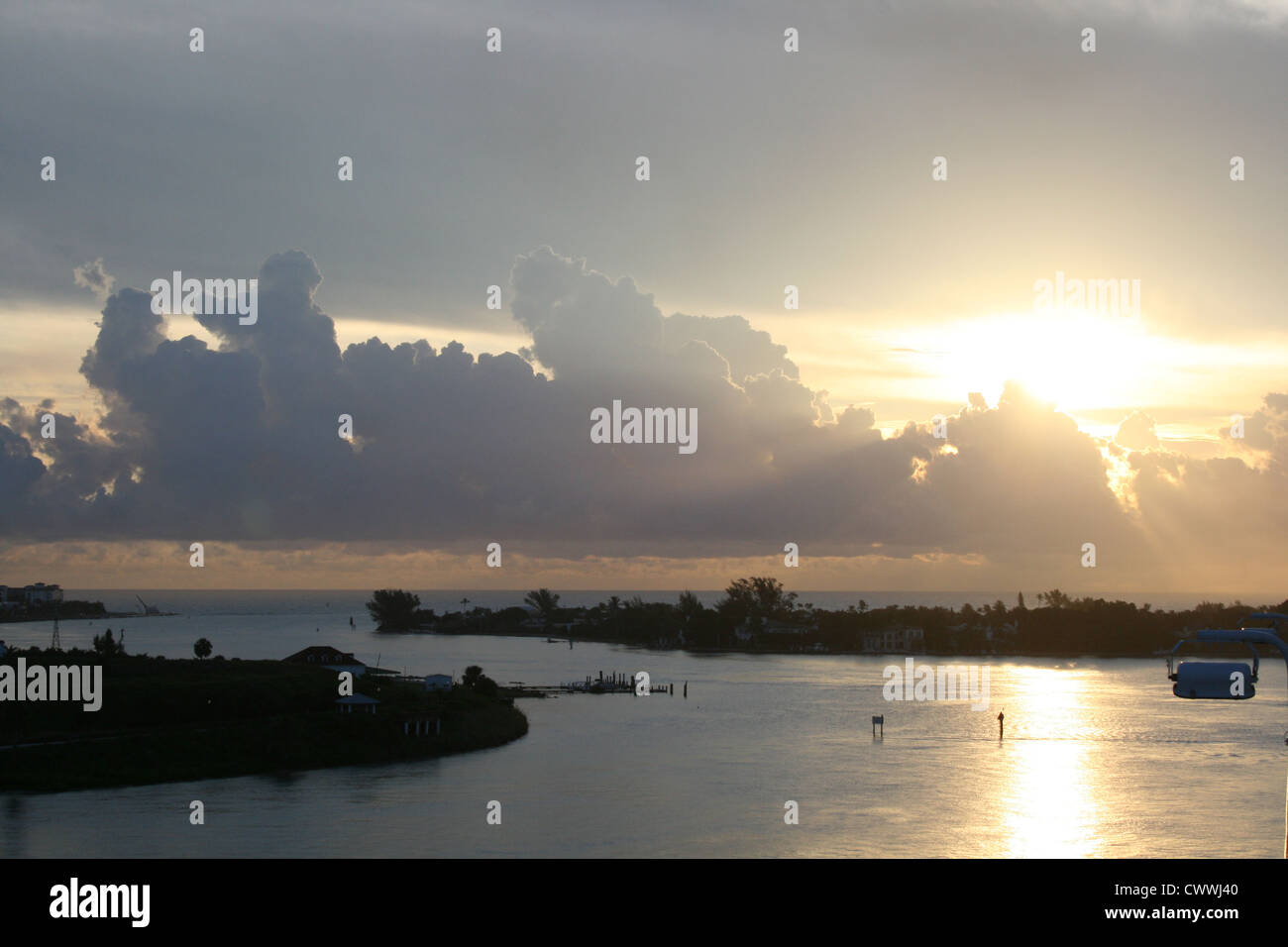 Sunrise skyscape giornata soleggiata mattina tramonto foto del timido e oceano navigabile innercoastal saltwater Foto Stock