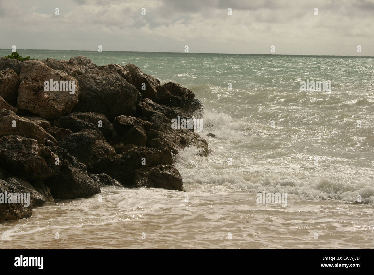 Grand Bahamas freeport seascape arte surf onde che si infrangono sulle rocce sulla riva Foto Stock