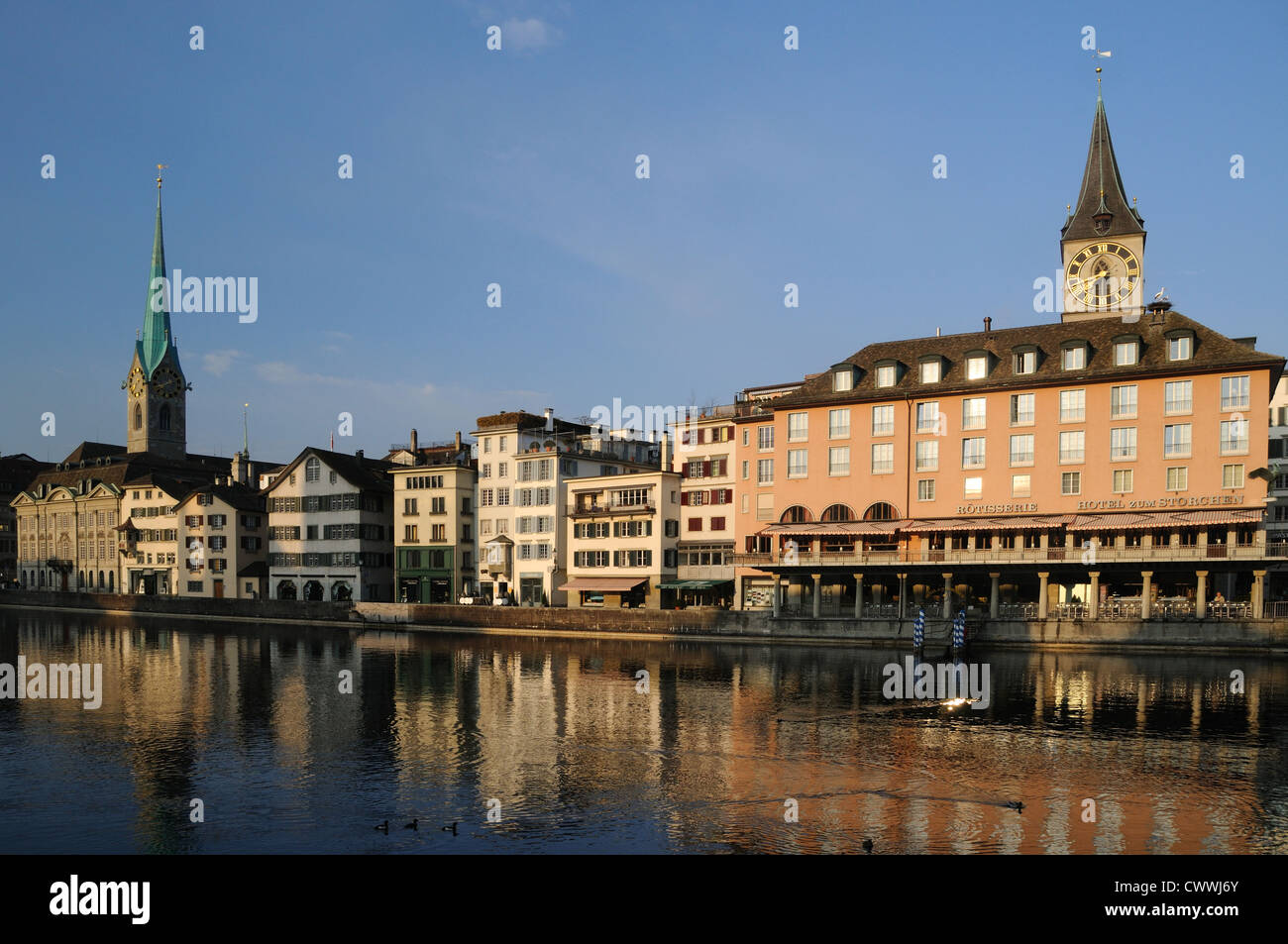 Vista la mattina del fiume Limmat con il Fraumünster e Peterskirche nella città vecchia di Zurigo, il Cantone di Zurigo, Svizzera Foto Stock