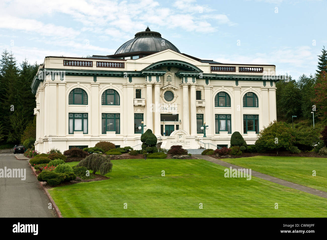 Vista della magnifica Beaux Arts facciata Pacific County Courthouse su dolci prati verdi South Bend Washington Foto Stock