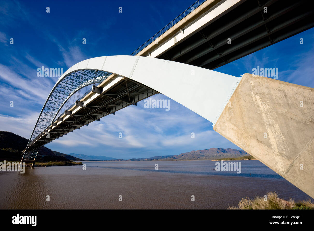 Ponte di Inspiration Point sopra la diga su Theodore Roosevelt Lake, Arizona, Stati Uniti d'America Foto Stock