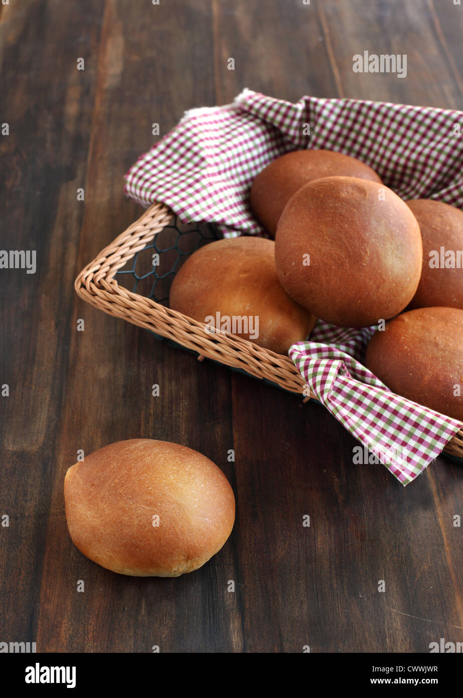 Cesto di pane appena sfornato la cena rotoli Foto Stock