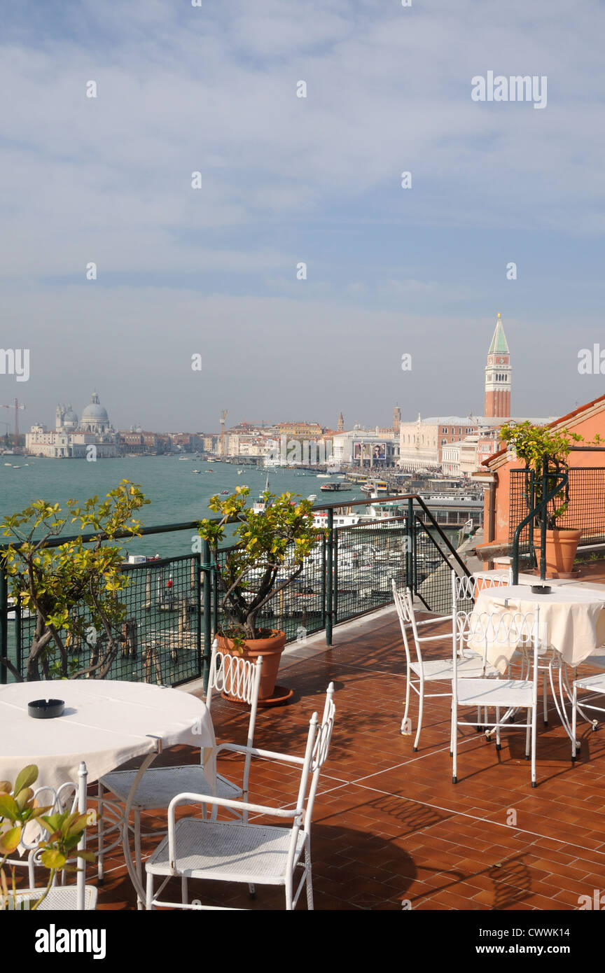 Magnifiche viste sulla laguna può essere avuto dalla terrazza sul tetto dell'Hotel Gabrielli Venezia, Veneto, Italia Foto Stock