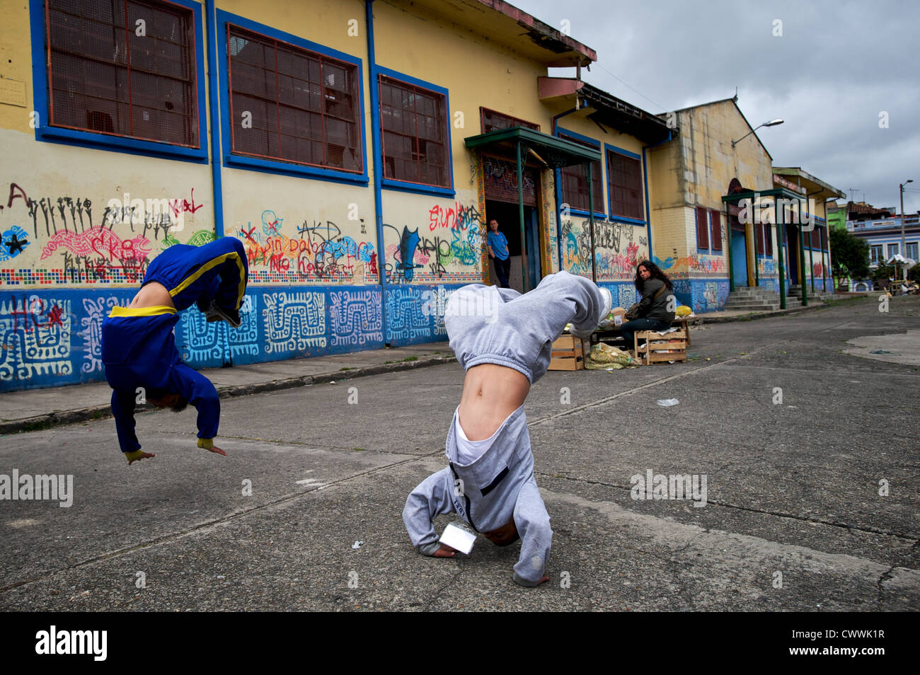 Bambini che giocano per le strade di Bogota, Colombia, Sud America Foto Stock