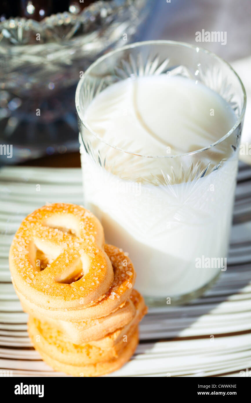 Biscotti e latte Foto Stock