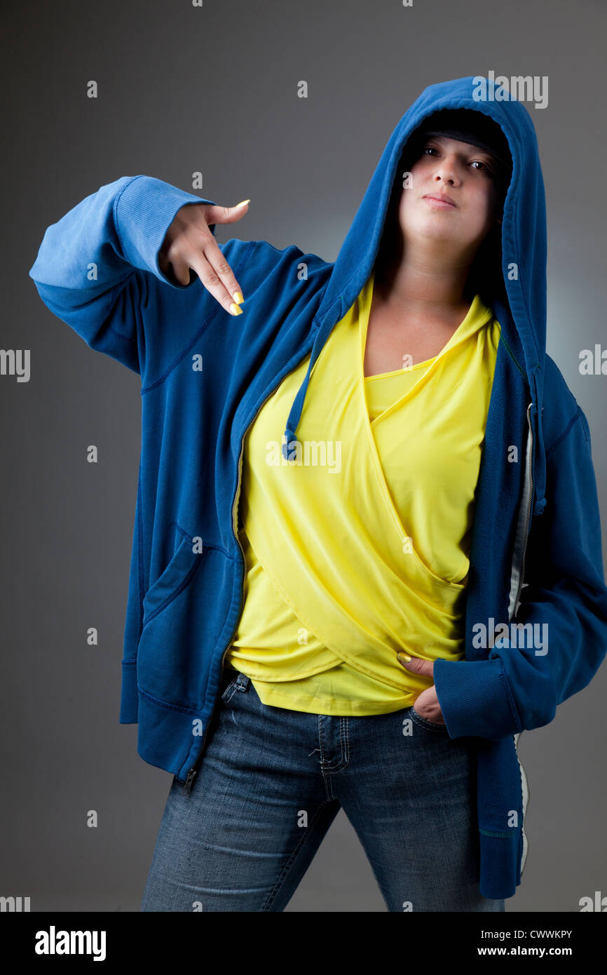 La ragazza di un blu giacca con cappuccio Foto Stock