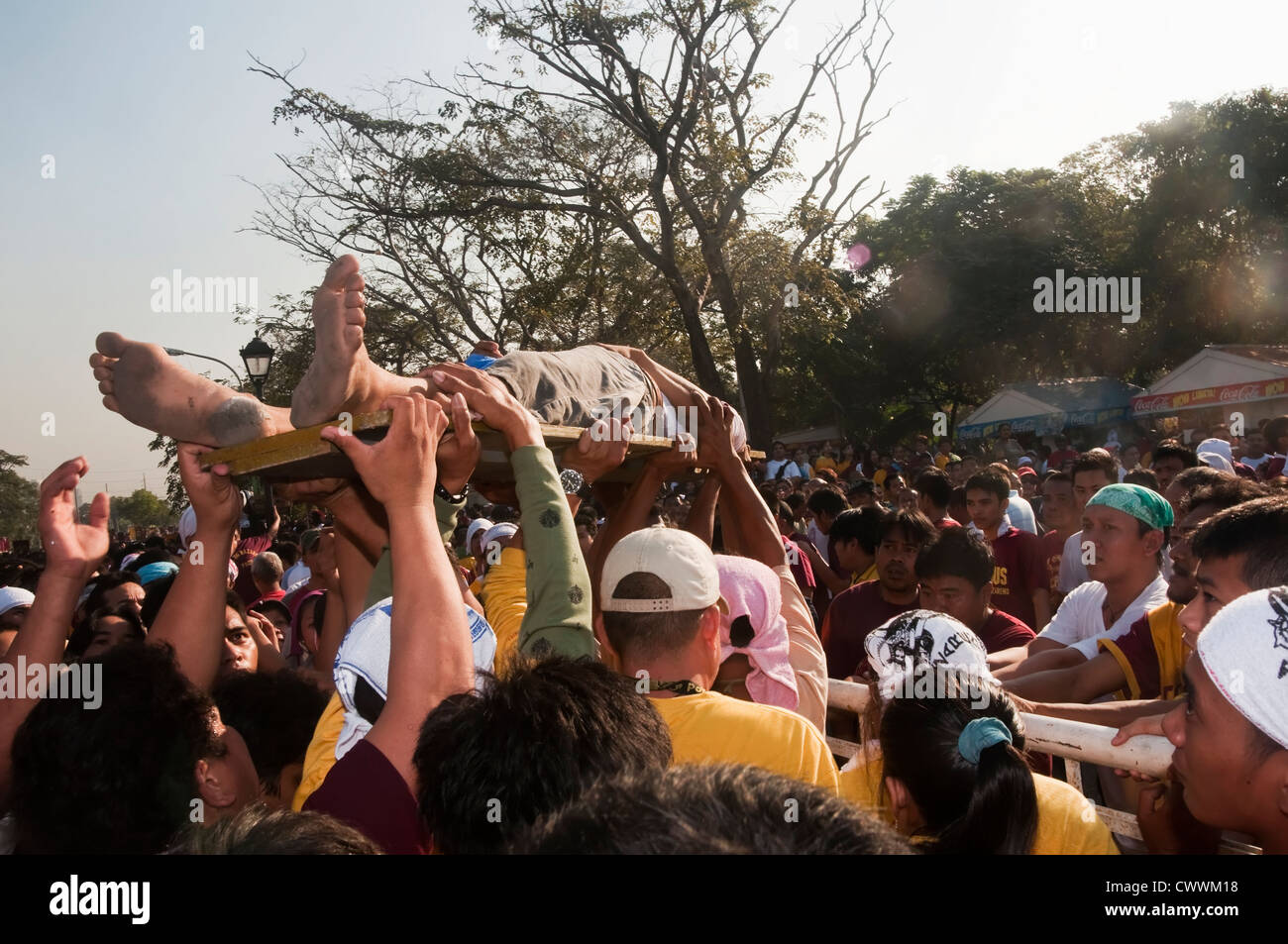 Un devoto di feriti è di fretta per un ambulanza in attesa durante la processione della festa del Nazareno nero a Manila Foto Stock