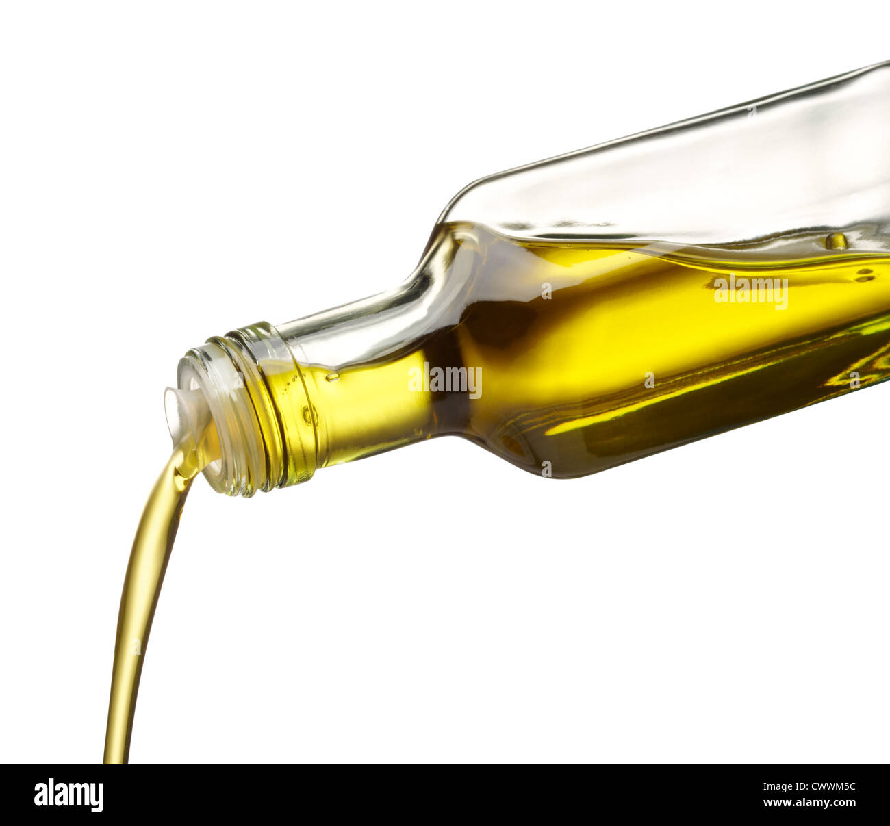 Olio di oliva versata da una bottiglia di vetro Foto Stock